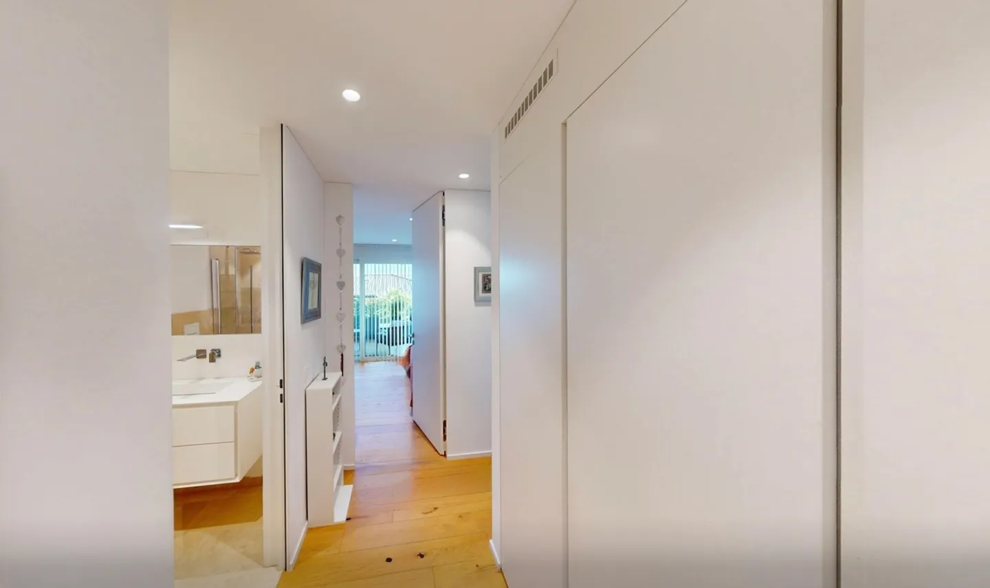 Luxury Apartment with Large Terrace - Photo 13 of 14