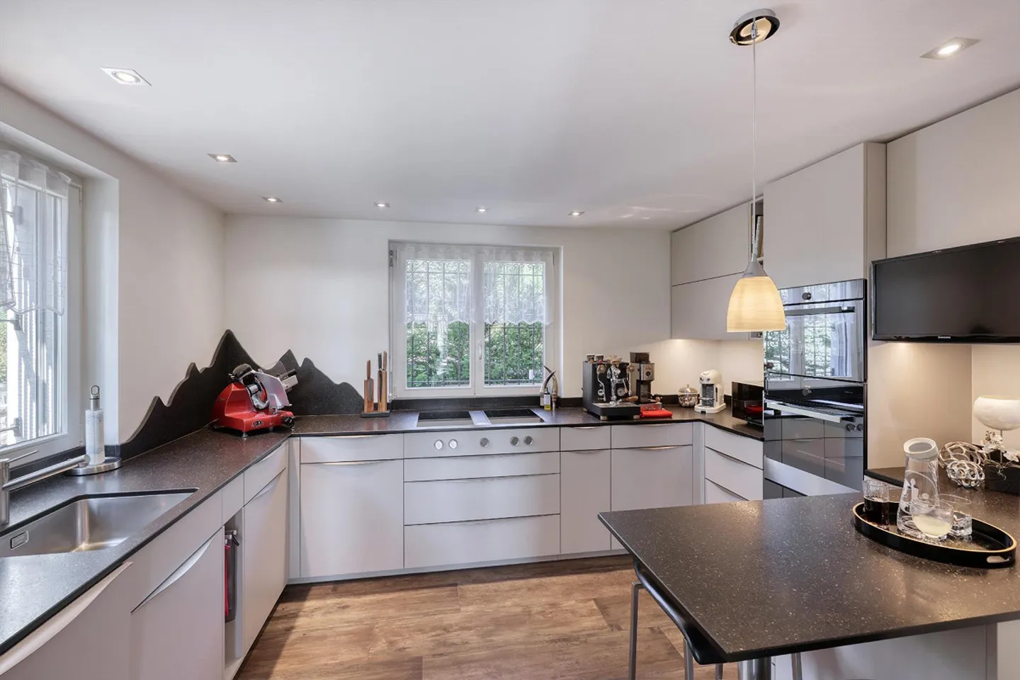 Charming Single-Family Home in a Privileged Location with a View - Photo 5 of 7