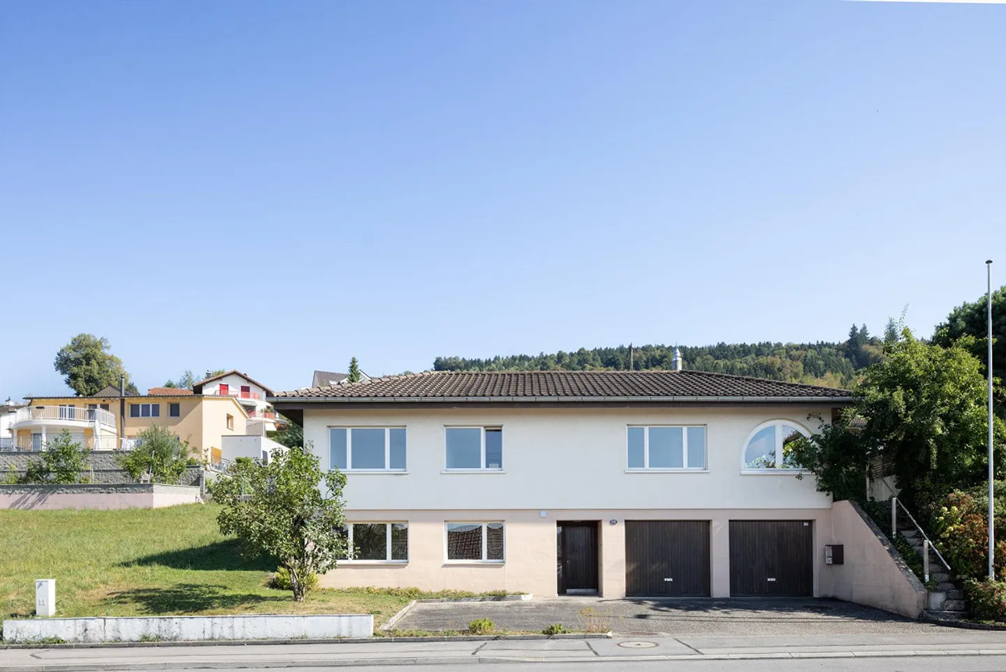 Charming 7.5-Room Single-Family Home in Ebikon: Quiet Hillside Location – Large Garden - Photo 2 of 12