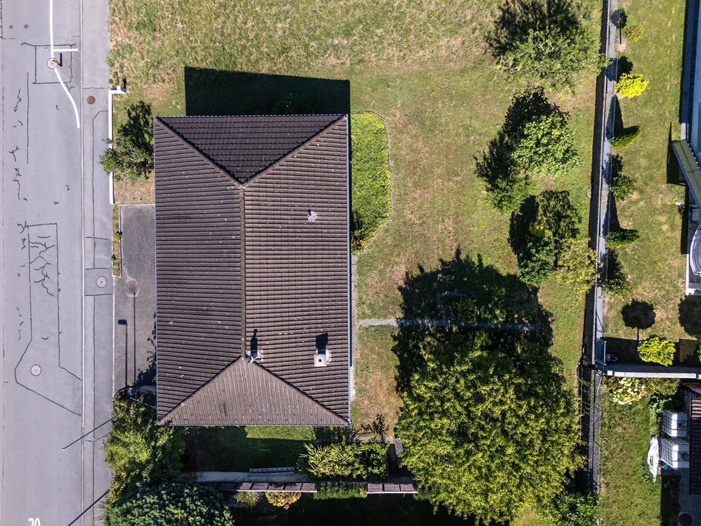 Charming 7.5-Room Single-Family Home in Ebikon: Quiet Hillside Location – Large Garden - Photo 3 of 12