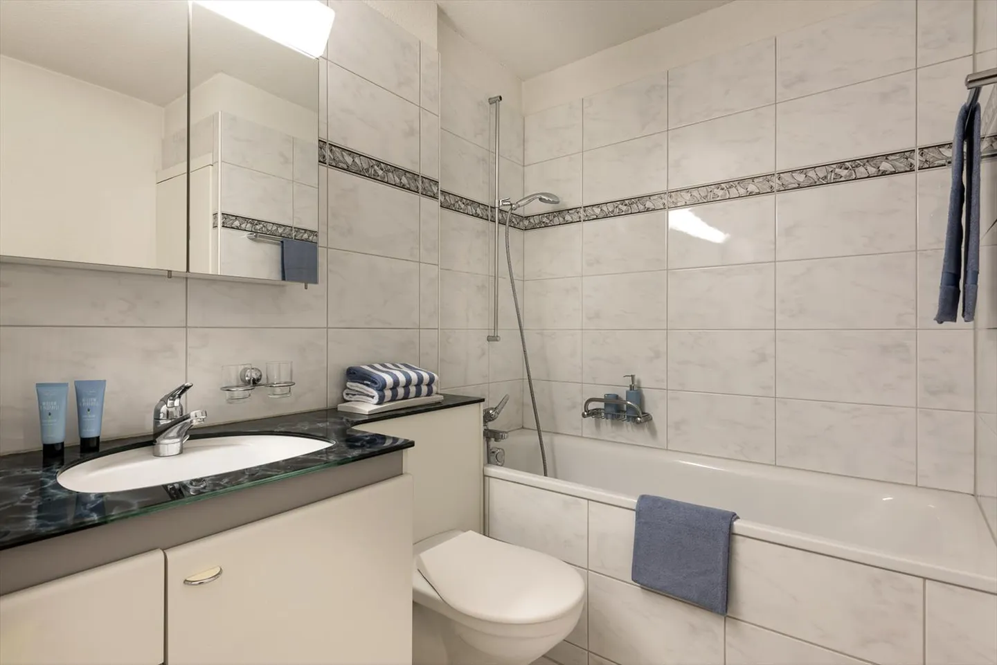 Living in a quiet, green location! "Rent without deposit" - Photo 4 of 7