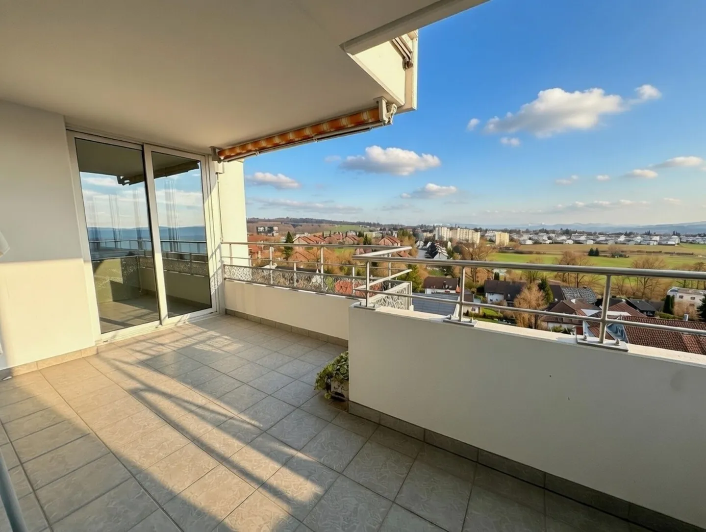 Appartement spacieux avec vue - Photo 2 sur 13