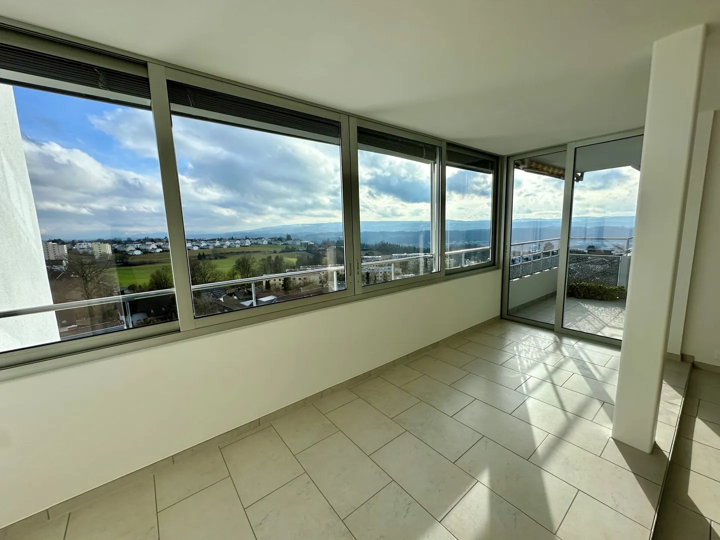 Appartement spacieux avec vue - Photo 4 sur 13