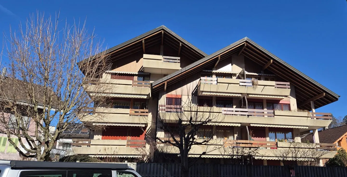 Una posizione residenziale e di traffico ottimale in Asylstrasse 37 a Spiez, spazioso e recentemente ristrutturato appartamento duplex di 5 1/2 stanze con due posti auto - Foto 1 di 10