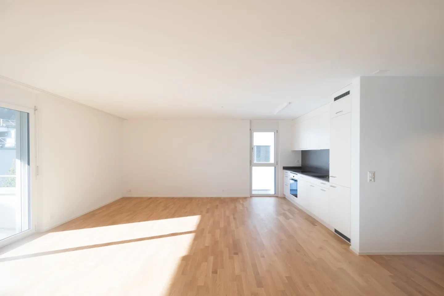 Spacious Apartment in the Green - Photo 3 of 5