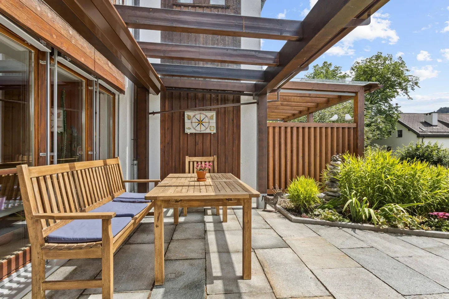 Charmantes Mittelhaus mit idyllischem Gartensitzplatz - Foto 1 von 4