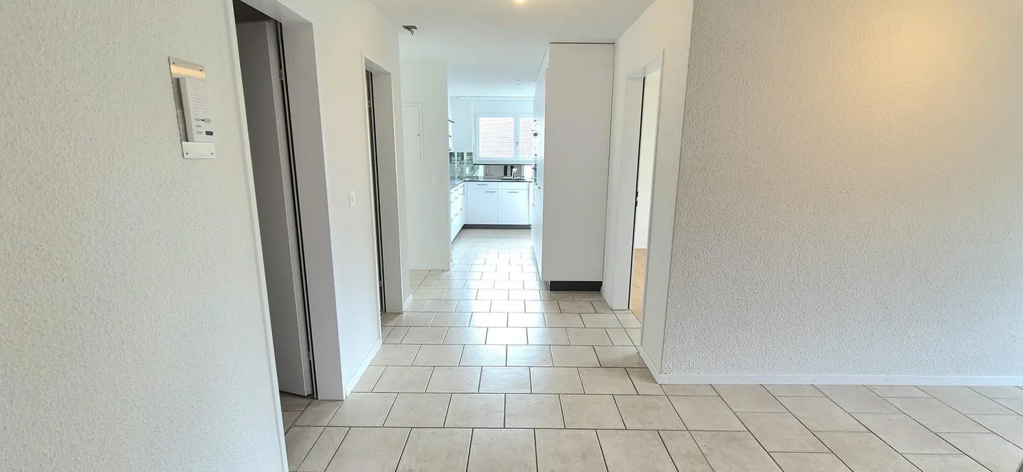 Una posizione residenziale e di traffico ottimale in Asylstrasse 37 a Spiez, spazioso e recentemente ristrutturato appartamento duplex di 5 1/2 stanze con due posti auto - Foto 3 di 10