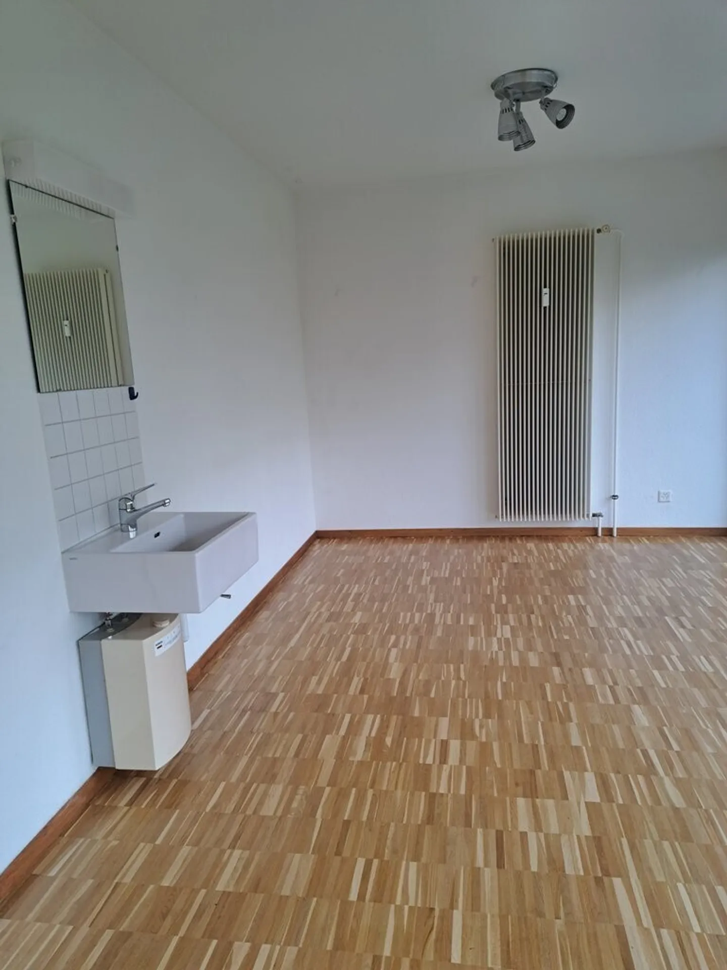 Bright studio for rent - Photo 3 of 9