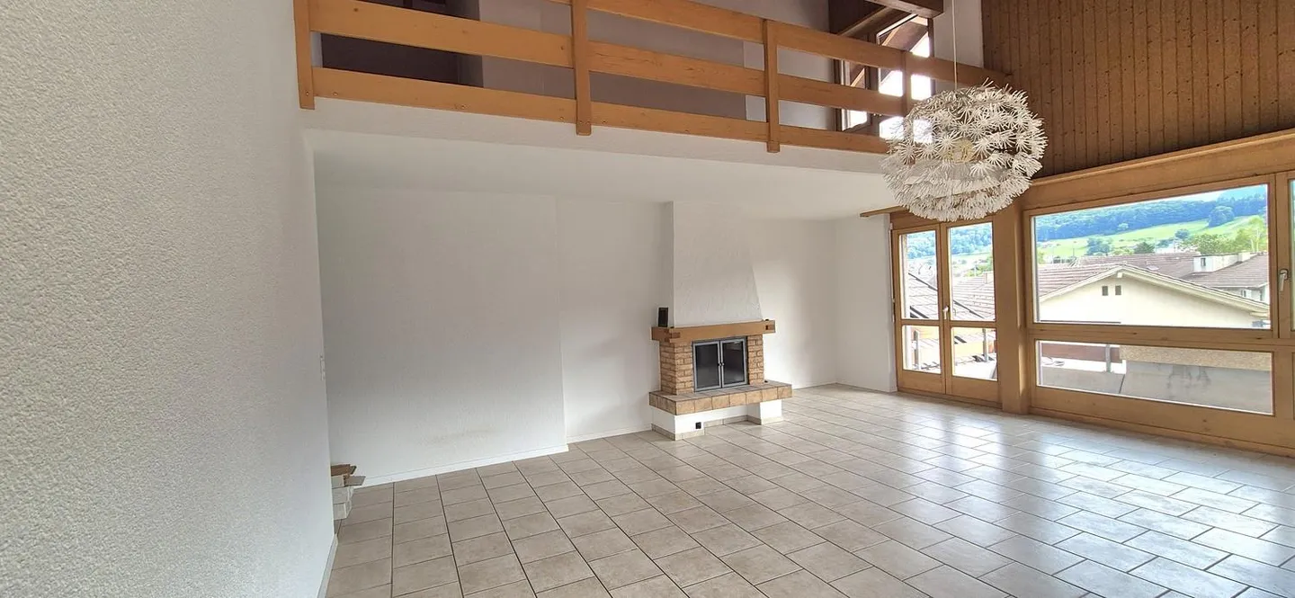 Una posizione residenziale e di traffico ottimale in Asylstrasse 37 a Spiez, spazioso e recentemente ristrutturato appartamento duplex di 5 1/2 stanze con due posti auto - Foto 4 di 10