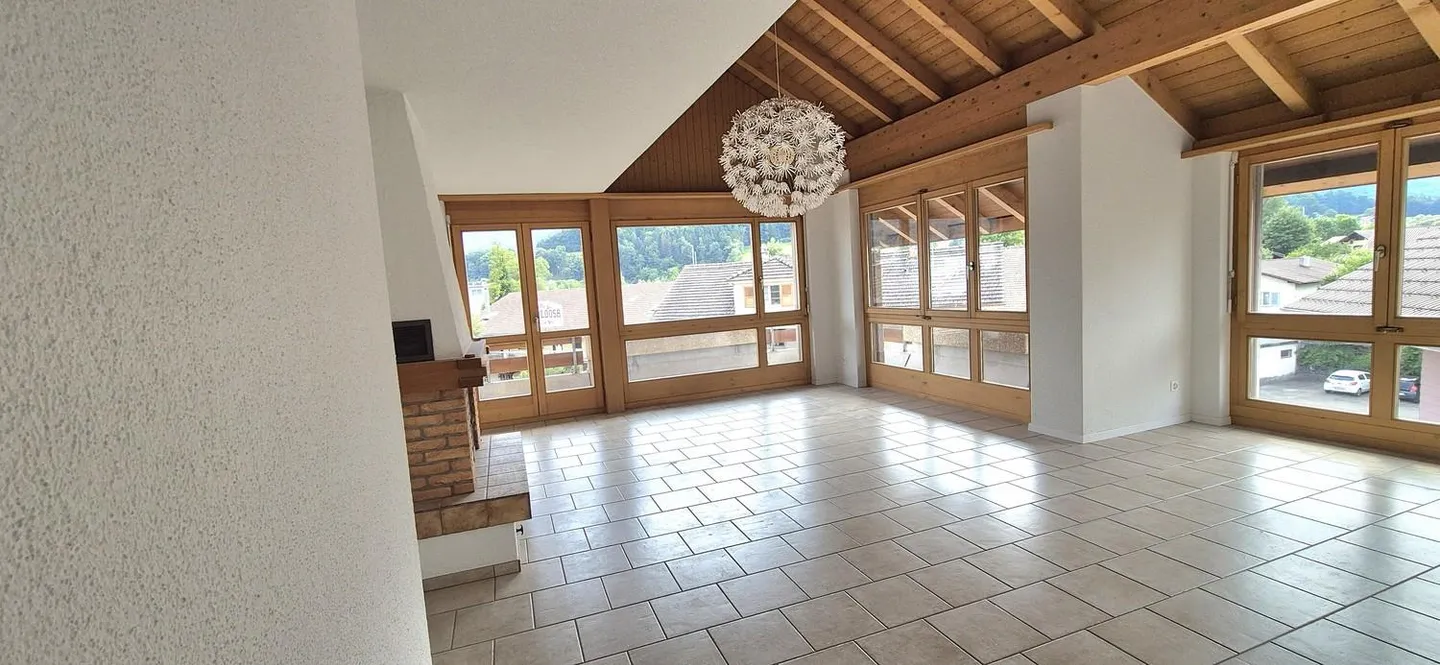 Una posizione residenziale e di traffico ottimale in Asylstrasse 37 a Spiez, spazioso e recentemente ristrutturato appartamento duplex di 5 1/2 stanze con due posti auto - Foto 5 di 10