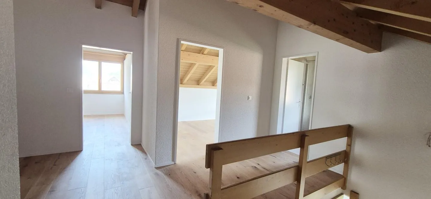 Una posizione residenziale e di traffico ottimale in Asylstrasse 37 a Spiez, spazioso e recentemente ristrutturato appartamento duplex di 5 1/2 stanze con due posti auto - Foto 6 di 10