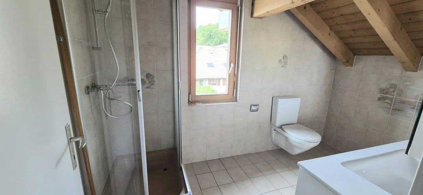 Una posizione residenziale e di traffico ottimale in Asylstrasse 37 a Spiez, spazioso e recentemente ristrutturato appartamento duplex di 5 1/2 stanze con due posti auto - Foto 7 di 10
