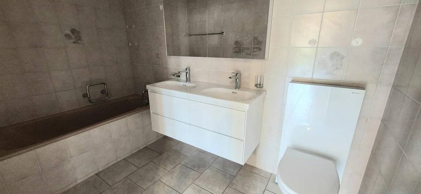 Una posizione residenziale e di traffico ottimale in Asylstrasse 37 a Spiez, spazioso e recentemente ristrutturato appartamento duplex di 5 1/2 stanze con due posti auto - Foto 8 di 10