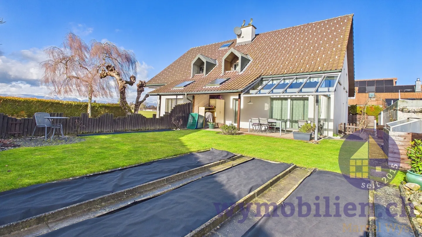 Family Dream in Lyssach: Semi-Detached House with Garden + 2 Garages - Photo 3 of 12