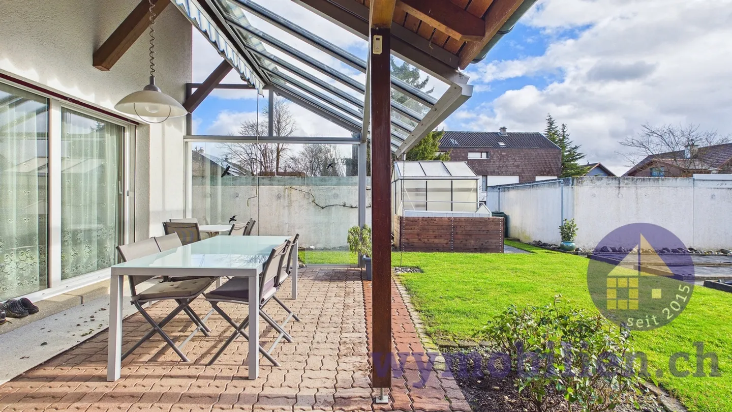 Family Dream in Lyssach: Semi-Detached House with Garden + 2 Garages - Photo 8 of 12