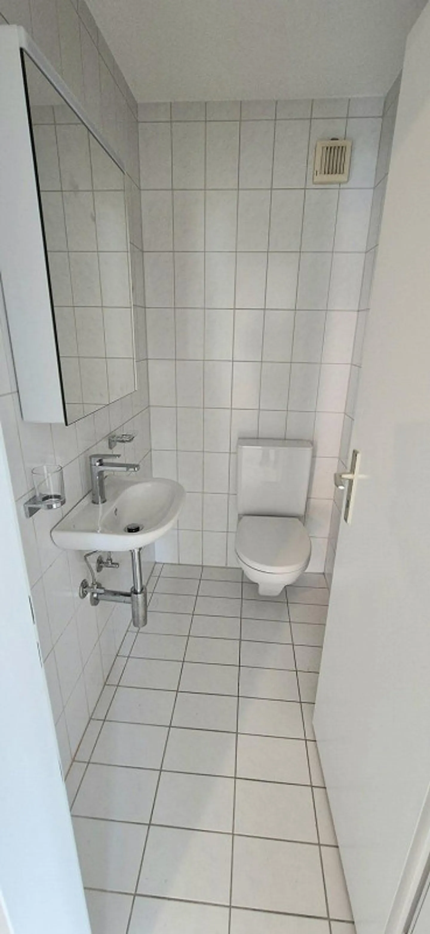 Una posizione residenziale e di traffico ottimale in Asylstrasse 37 a Spiez, spazioso e recentemente ristrutturato appartamento duplex di 5 1/2 stanze con due posti auto - Foto 9 di 10