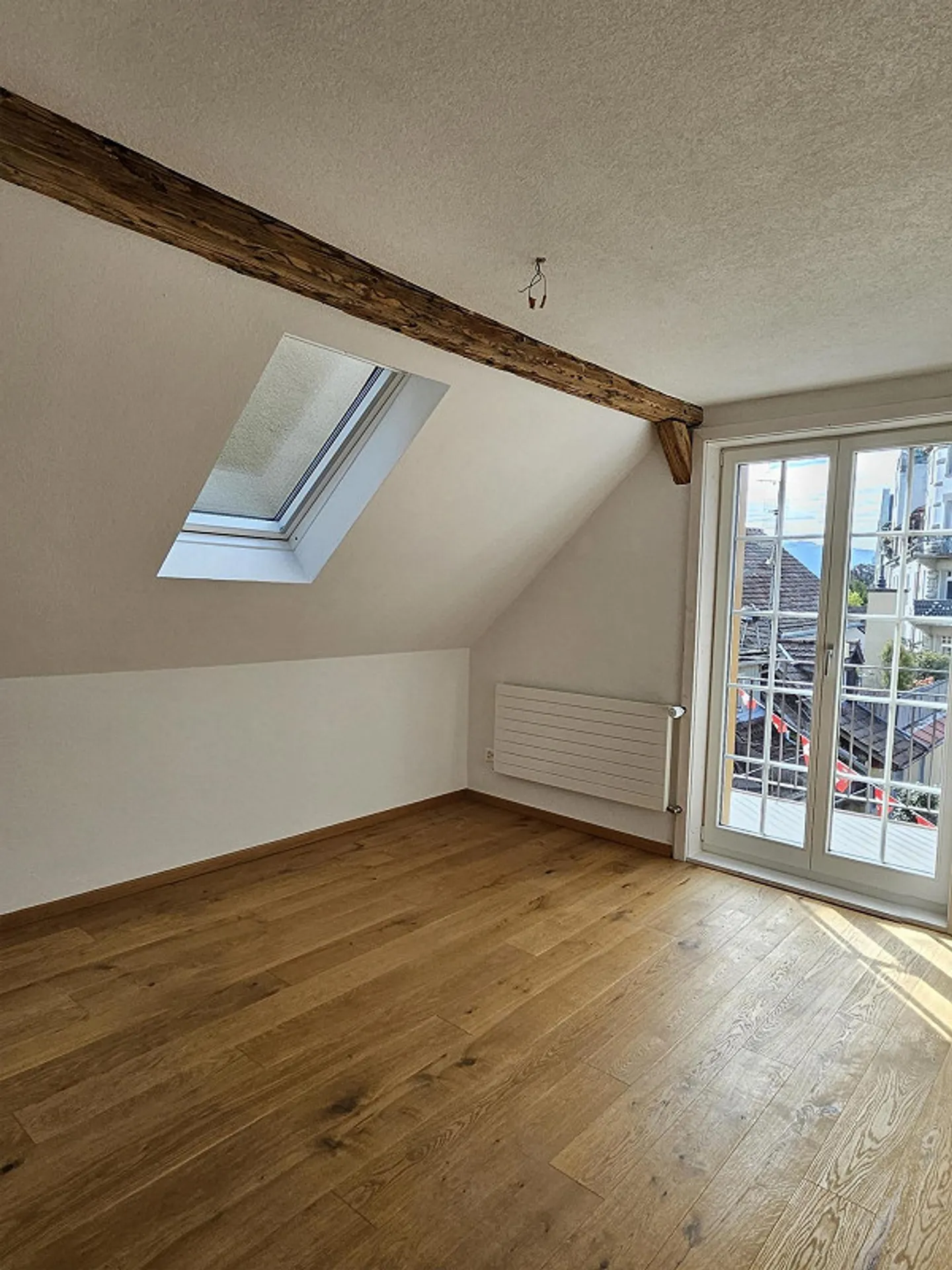 Apartment with Balcony in the City - Photo 2 of 13