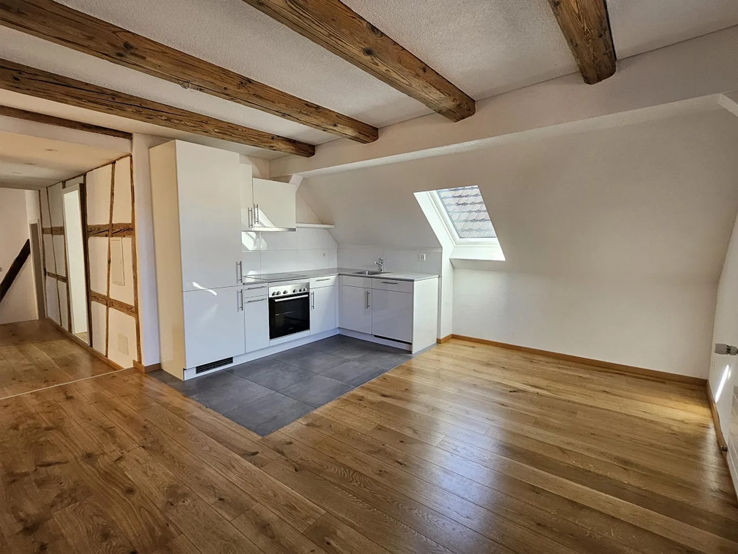 Apartment with Balcony in the City - Photo 4 of 13