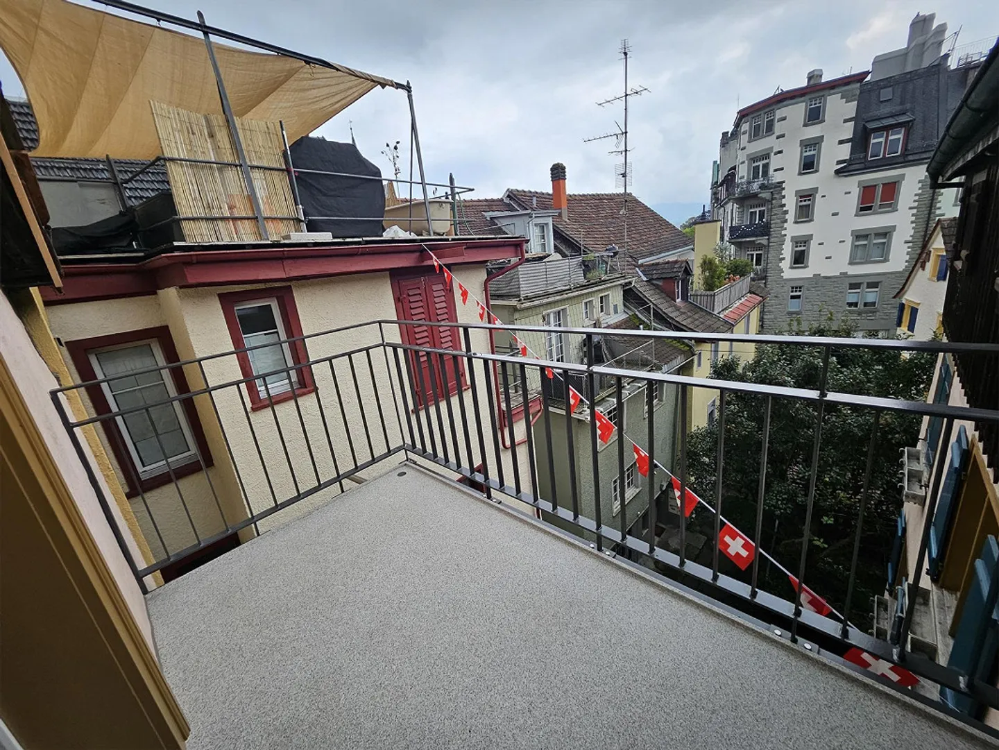 Apartment with Balcony in the City - Photo 12 of 13