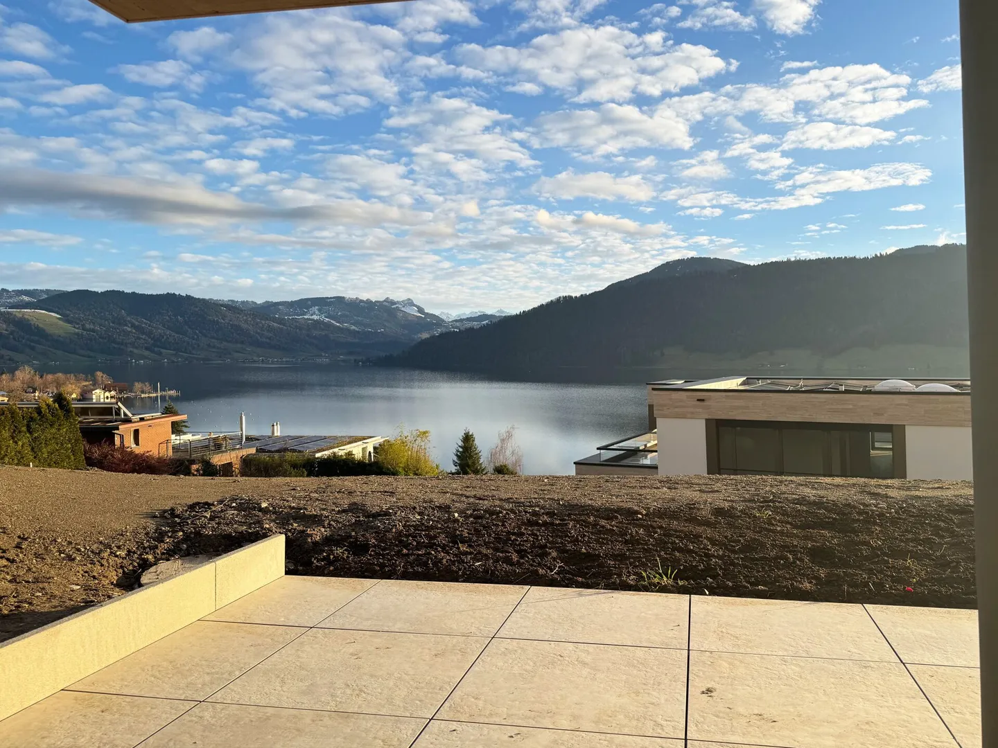 EXKLUSIVES NEUBAU-JUWEL: Luxus-Gartenwohnung mit 180°-Panoramablick auf See & Berge - Foto 2 von 8