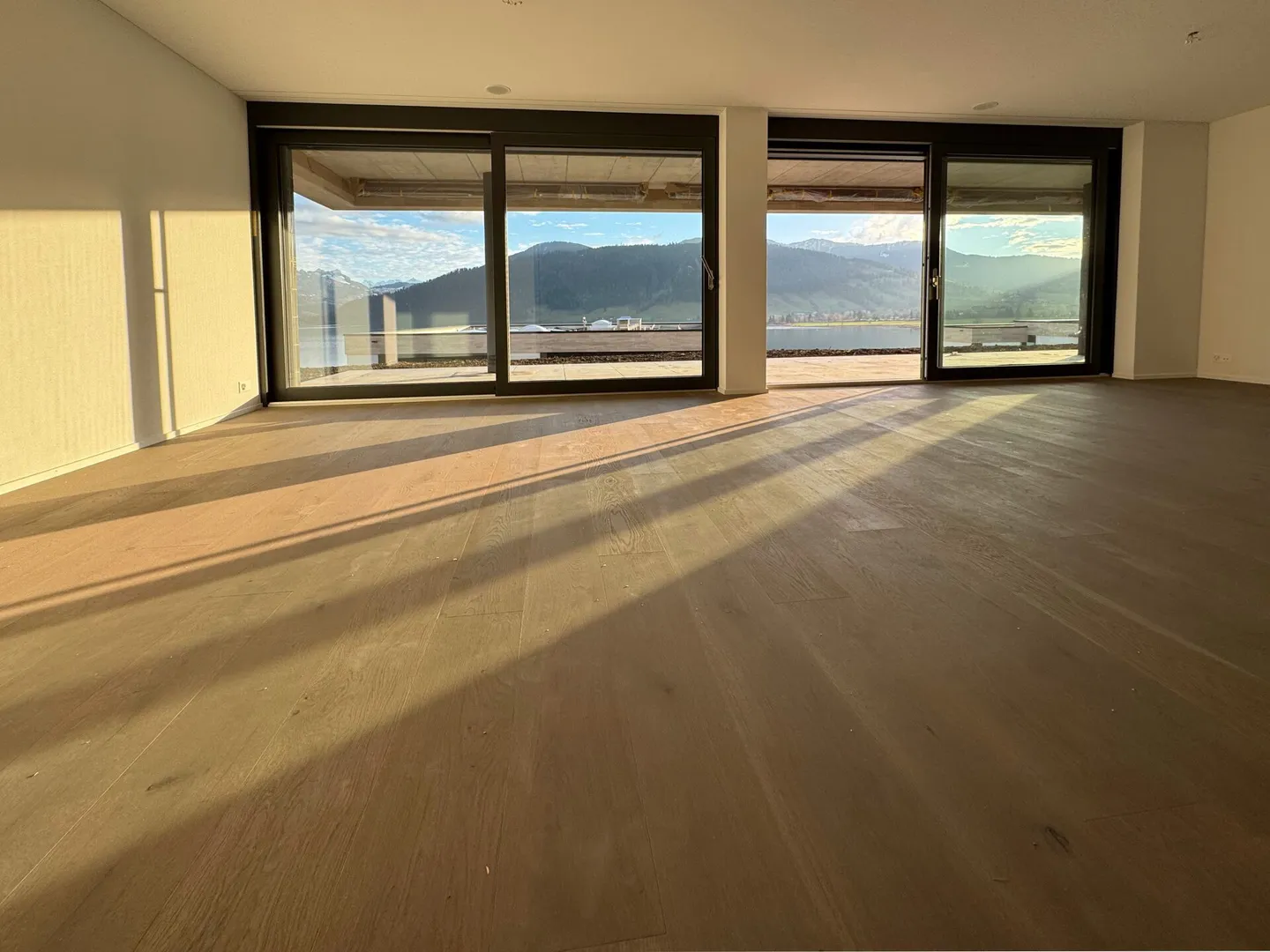 EXKLUSIVES NEUBAU-JUWEL: Luxus-Gartenwohnung mit 180°-Panoramablick auf See & Berge - Foto 3 von 8