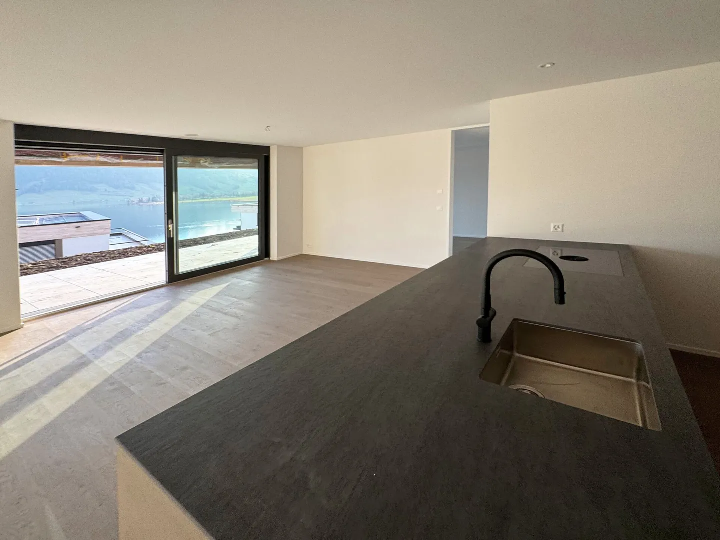 EXKLUSIVES NEUBAU-JUWEL: Luxus-Gartenwohnung mit 180°-Panoramablick auf See & Berge - Foto 4 von 8