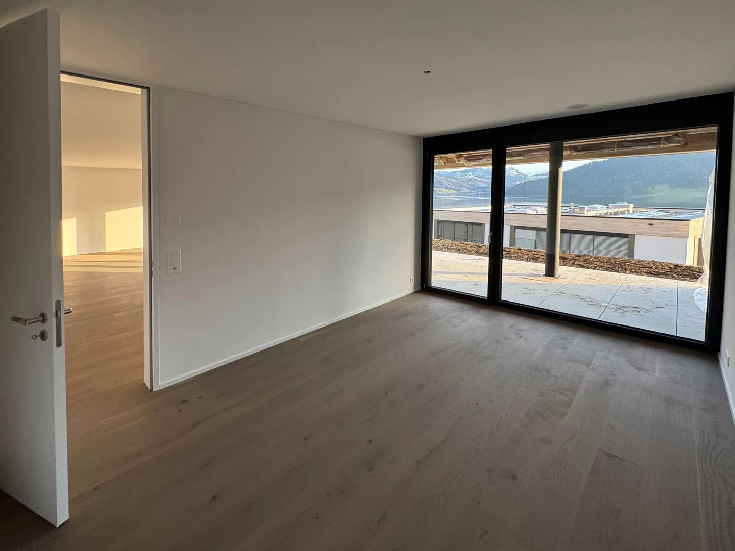 EXKLUSIVES NEUBAU-JUWEL: Luxus-Gartenwohnung mit 180°-Panoramablick auf See & Berge - Foto 5 von 8