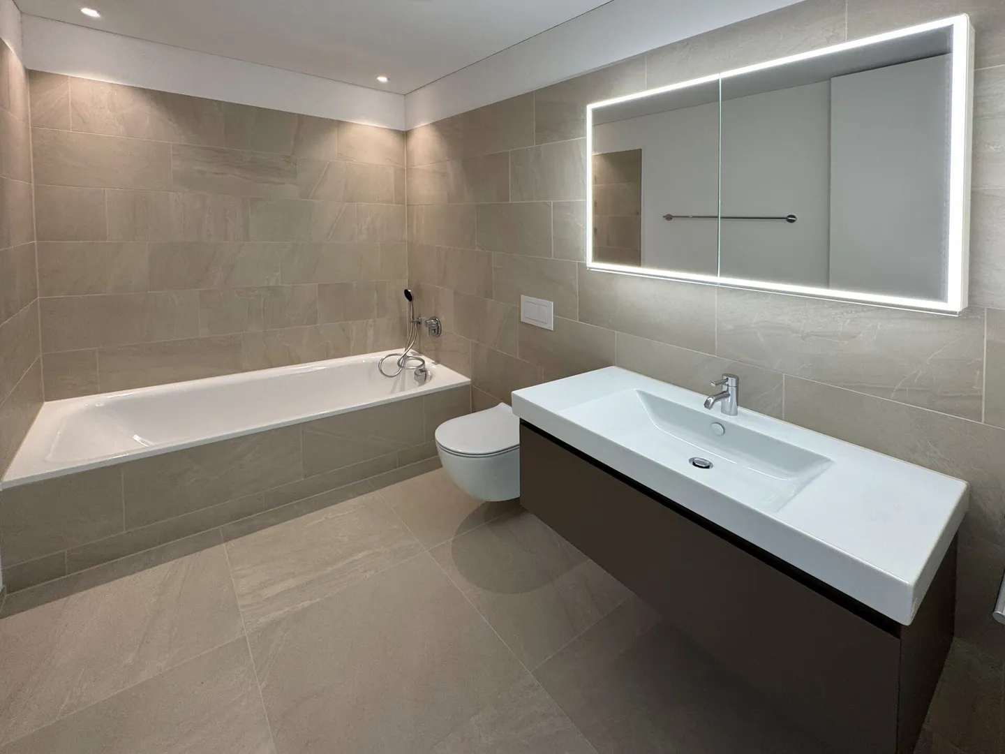 EXKLUSIVES NEUBAU-JUWEL: Luxus-Gartenwohnung mit 180°-Panoramablick auf See & Berge - Foto 6 von 8