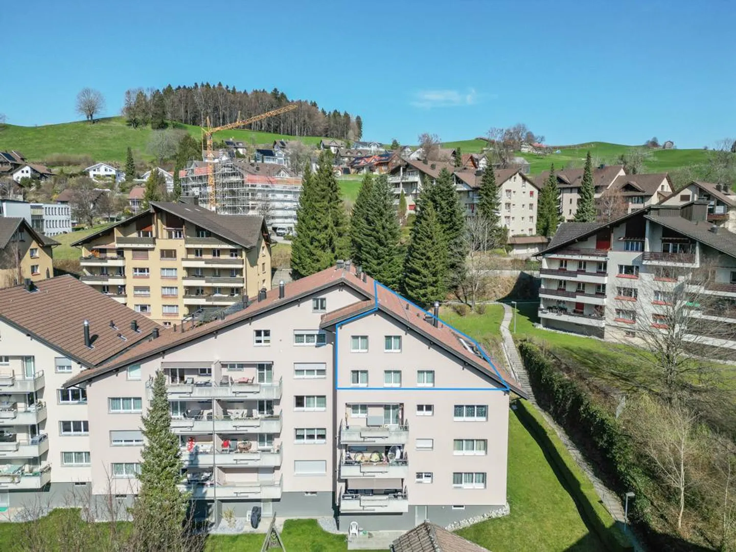 Attractive apartment over two floors with balcony - Photo 2 of 7