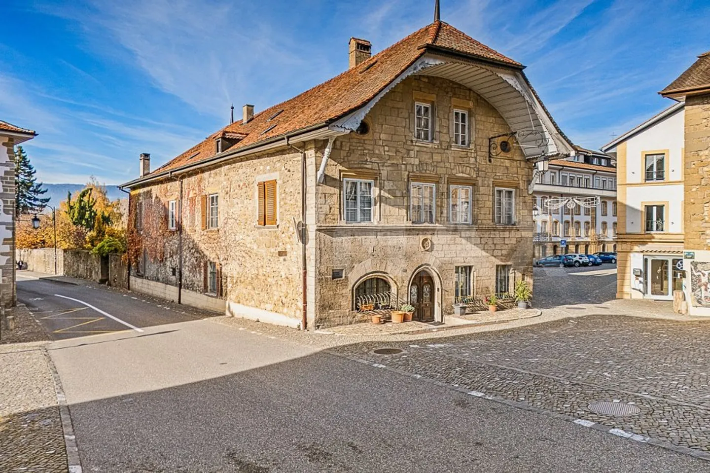 House with 13 rooms - Photo 4 of 13