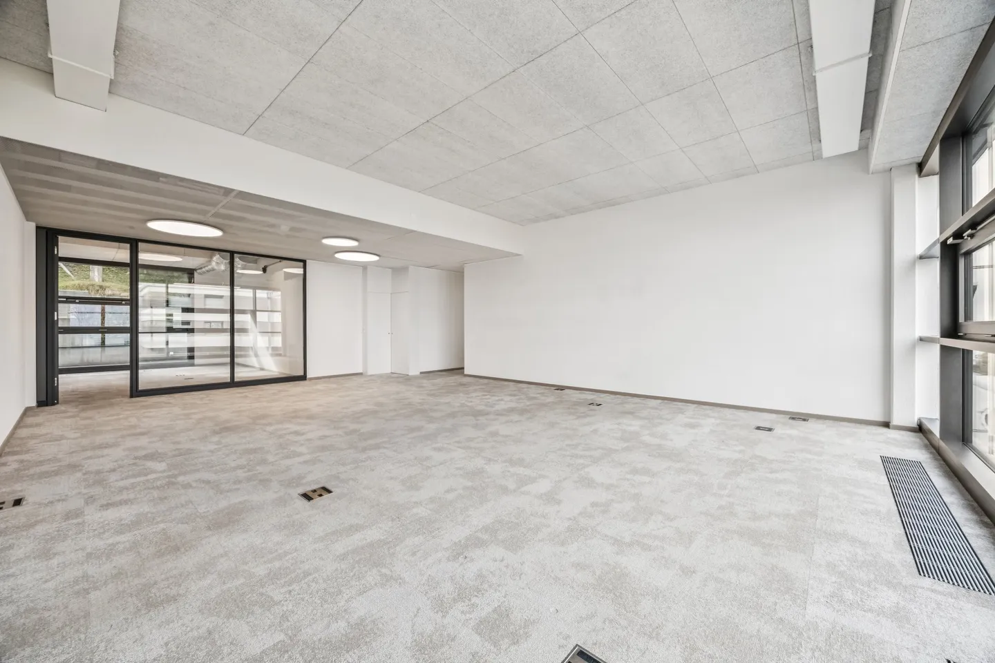 Modern commercial space in a central location - Photo 3 of 6