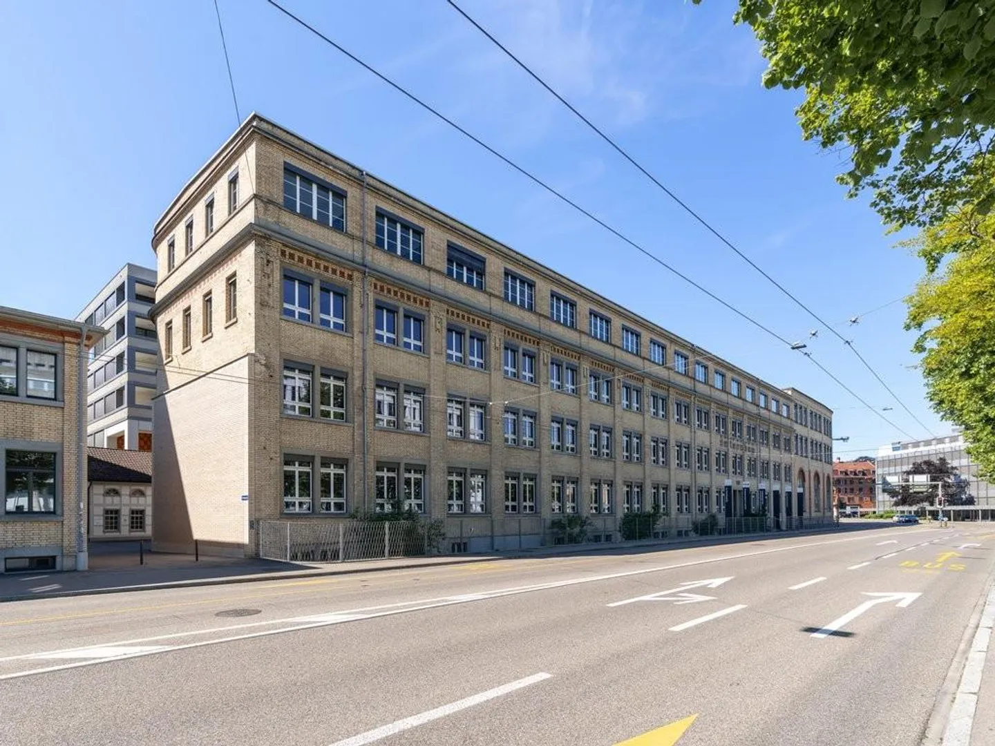 Situé au centre dans la zone Sulzer : 101 m2 d'espace de stockage - Photo 3 sur 3