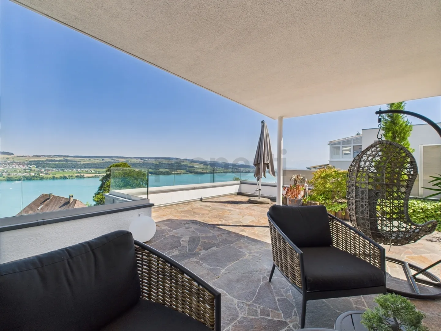 Living where others vacation. Dreamy 5.5 room penthouse apartment in Birrwil for sale with stunning views of the lake and mountains! - Photo 2 of 10