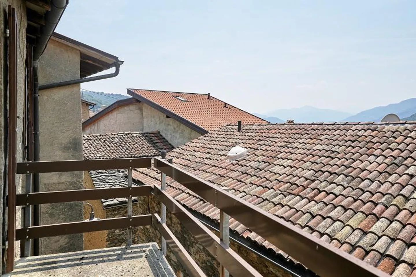 Casa di villaggio con 10 camere, balcone, cortile e vista da sogno - Foto 1 di 14