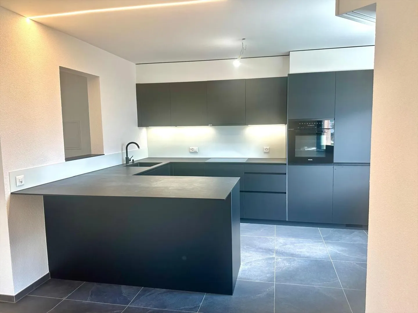 Beautiful 4.5-room apartment in Sion - Photo 3 of 12