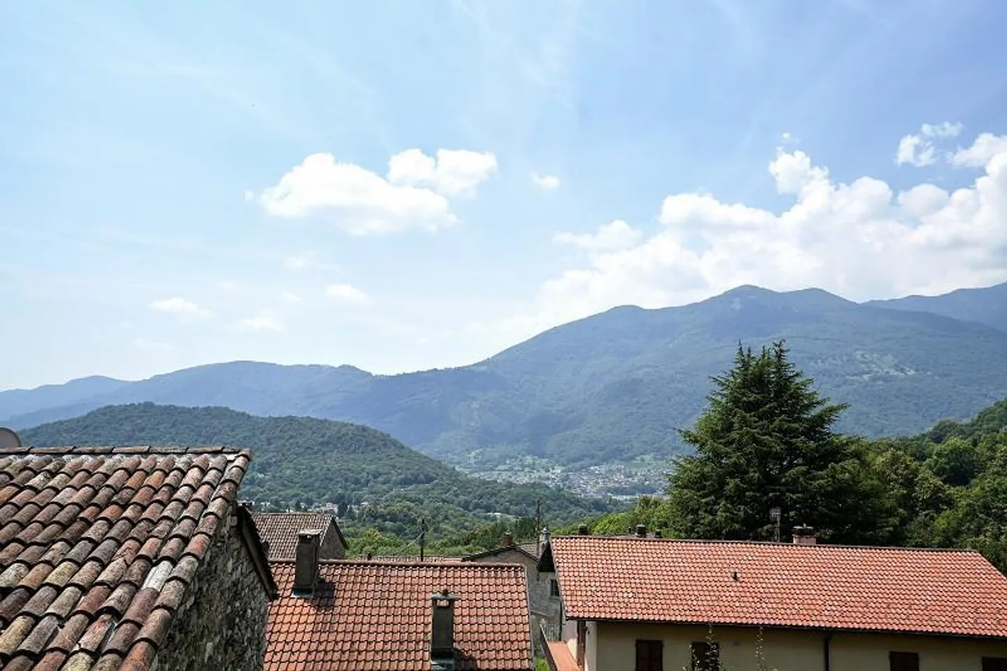 Casa di villaggio con 10 camere, balcone, cortile e vista da sogno - Foto 2 di 14