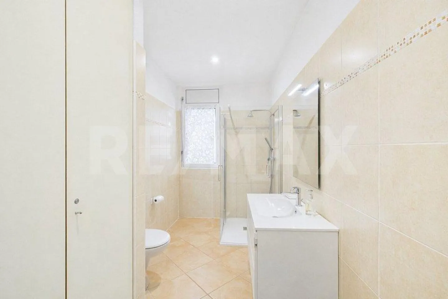 Charming Duplex with Private Garden - Photo 12 of 13