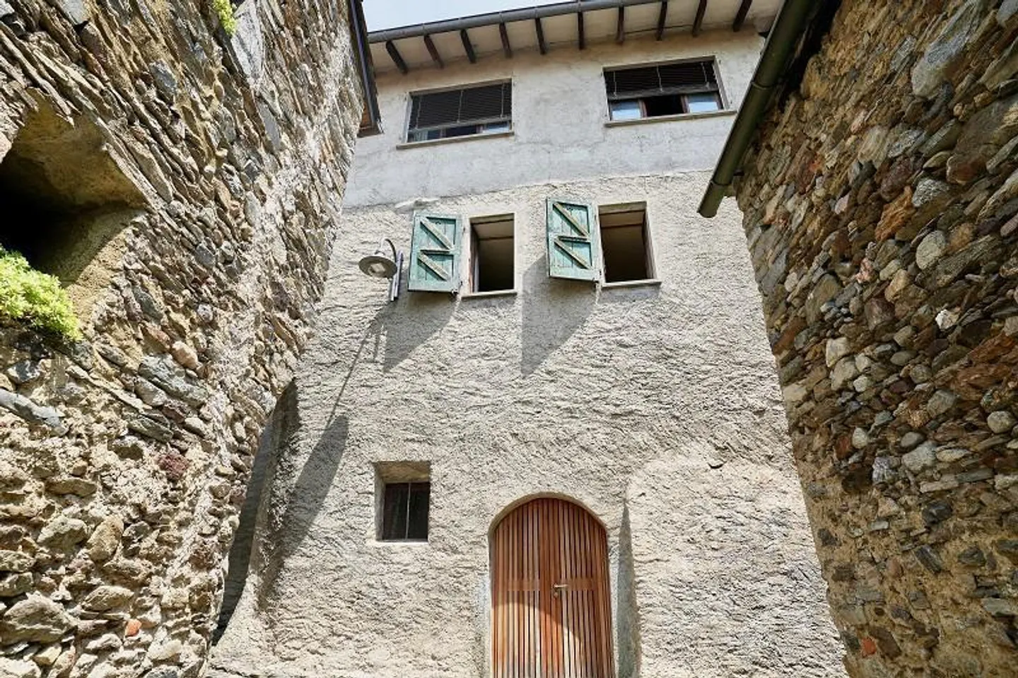 Casa di villaggio con 10 camere, balcone, cortile e vista da sogno - Foto 3 di 14