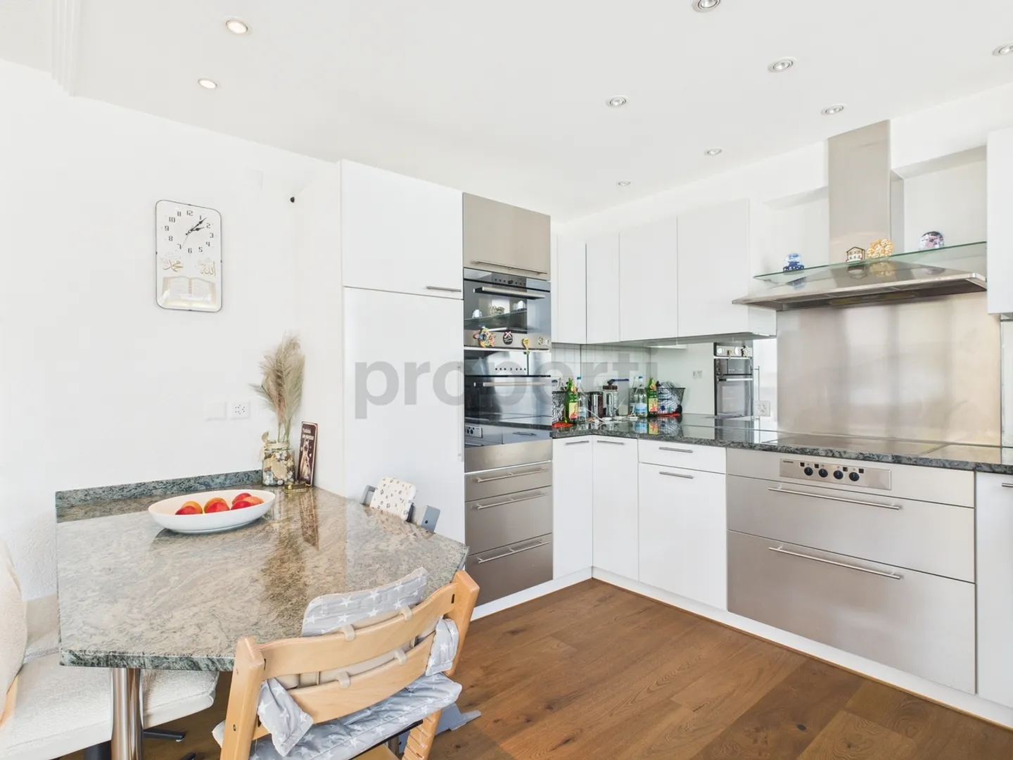 Living where others vacation. Dreamy 5.5 room penthouse apartment in Birrwil for sale with stunning views of the lake and mountains! - Photo 5 of 10