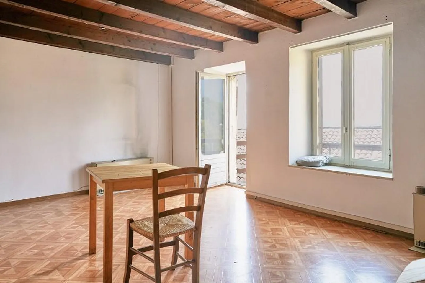 Casa di villaggio con 10 camere, balcone, cortile e vista da sogno - Foto 4 di 14