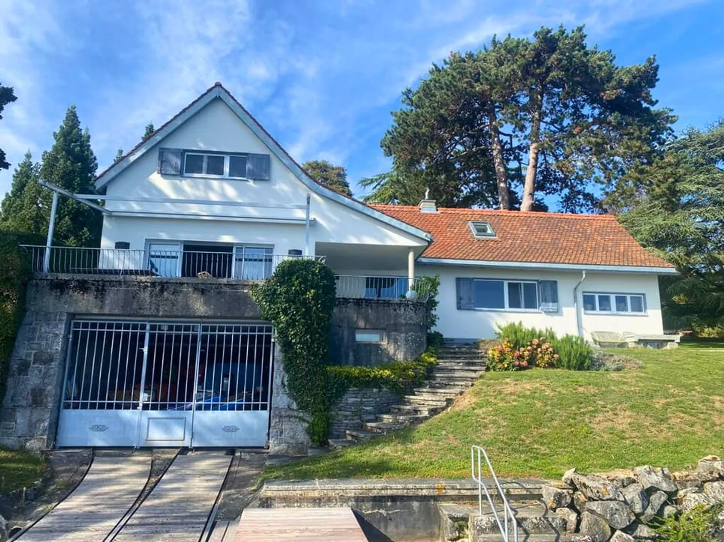 Maison charmante au bord du lac avec jetée privée - Buchillon! - Photo 1 sur 13