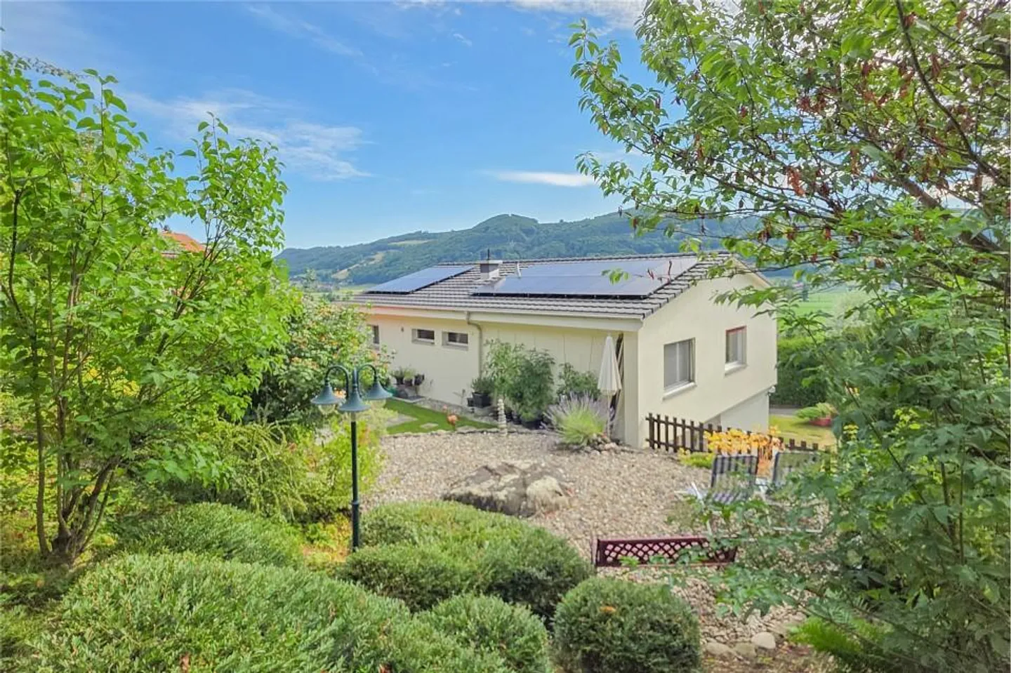 Charmantes Freistehendes Haus mit Garten - Foto 1 von 13