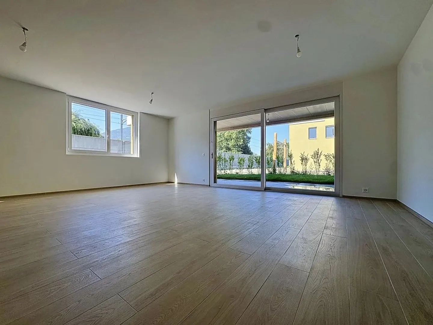 Appartement moderne avec terrasse - Photo 2 sur 9
