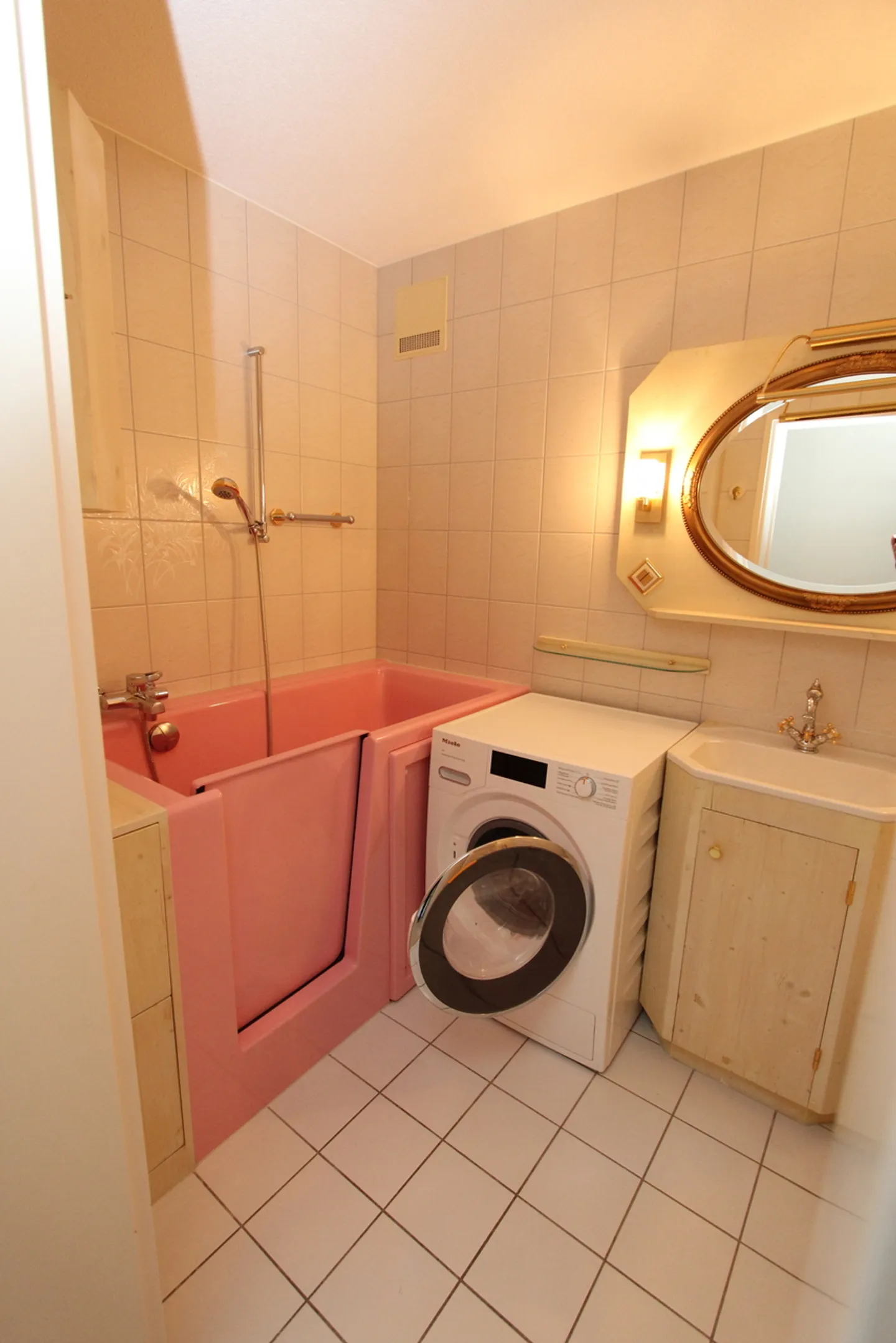 Central - Spacious - With Elevator - Photo 12 of 19