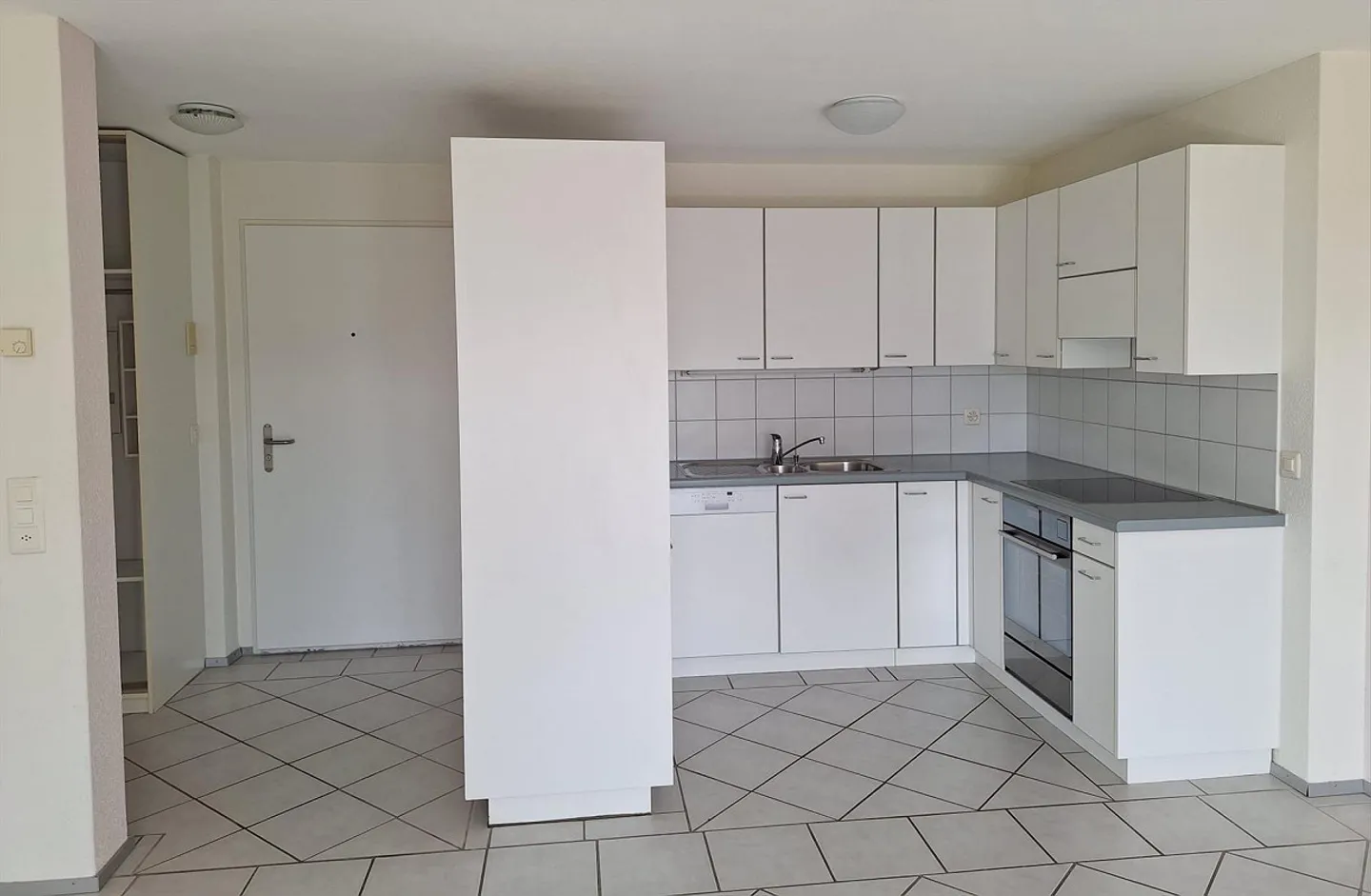 Bright 2.5-room apartment in Cham from 1.10.26 - Photo 2 of 13