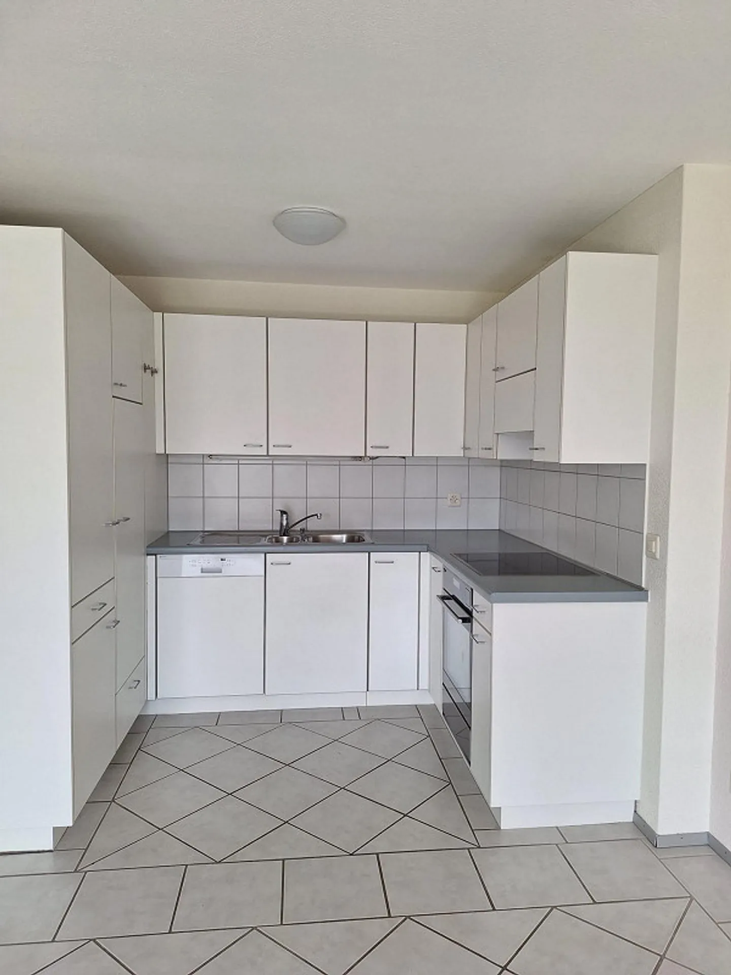 Bright 2.5-room apartment in Cham from 1.10.26 - Photo 3 of 13