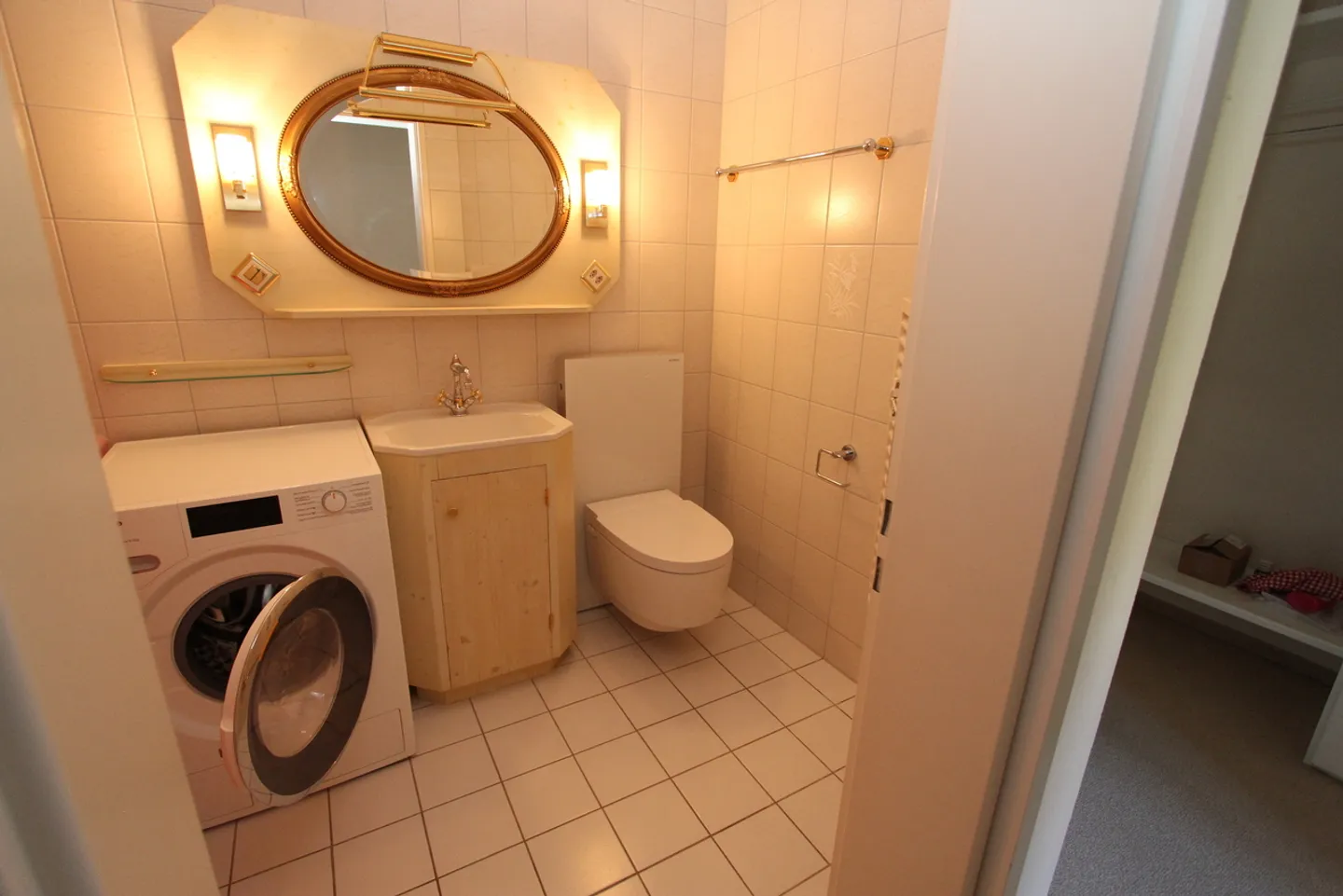 Central - Spacious - With Elevator - Photo 13 of 19