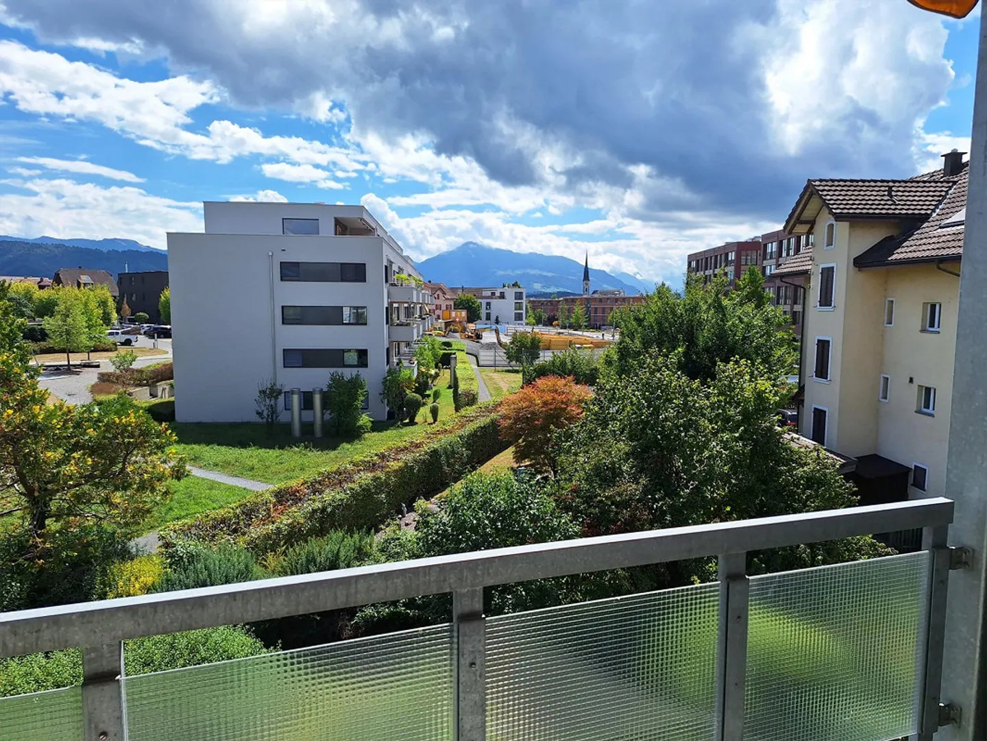 Bright 2.5-room apartment in Cham from 1.10.26 - Photo 1 of 13