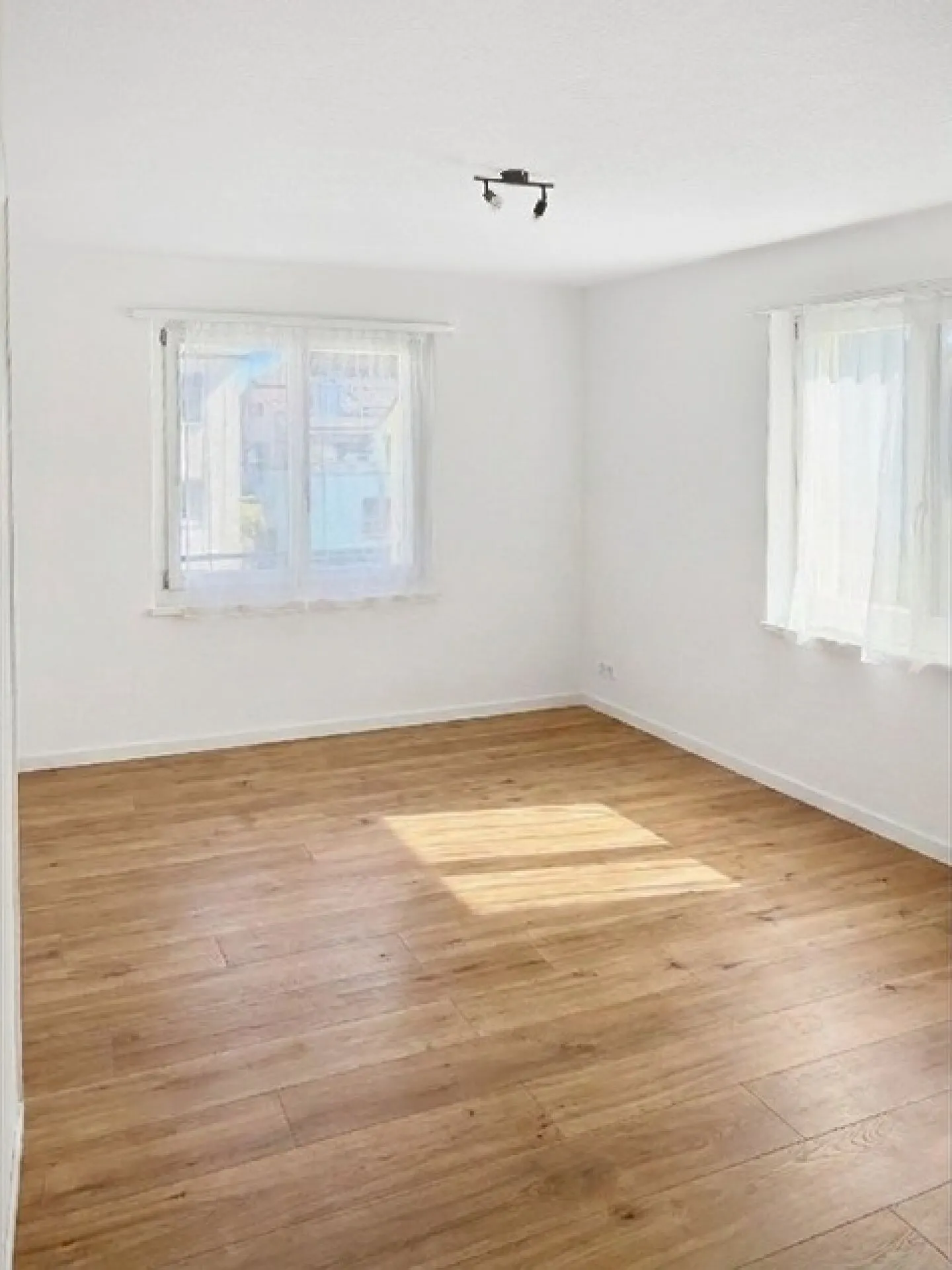 Appartement spacieux de 4,5 pièces dans un emplacement central - Photo 4 sur 7