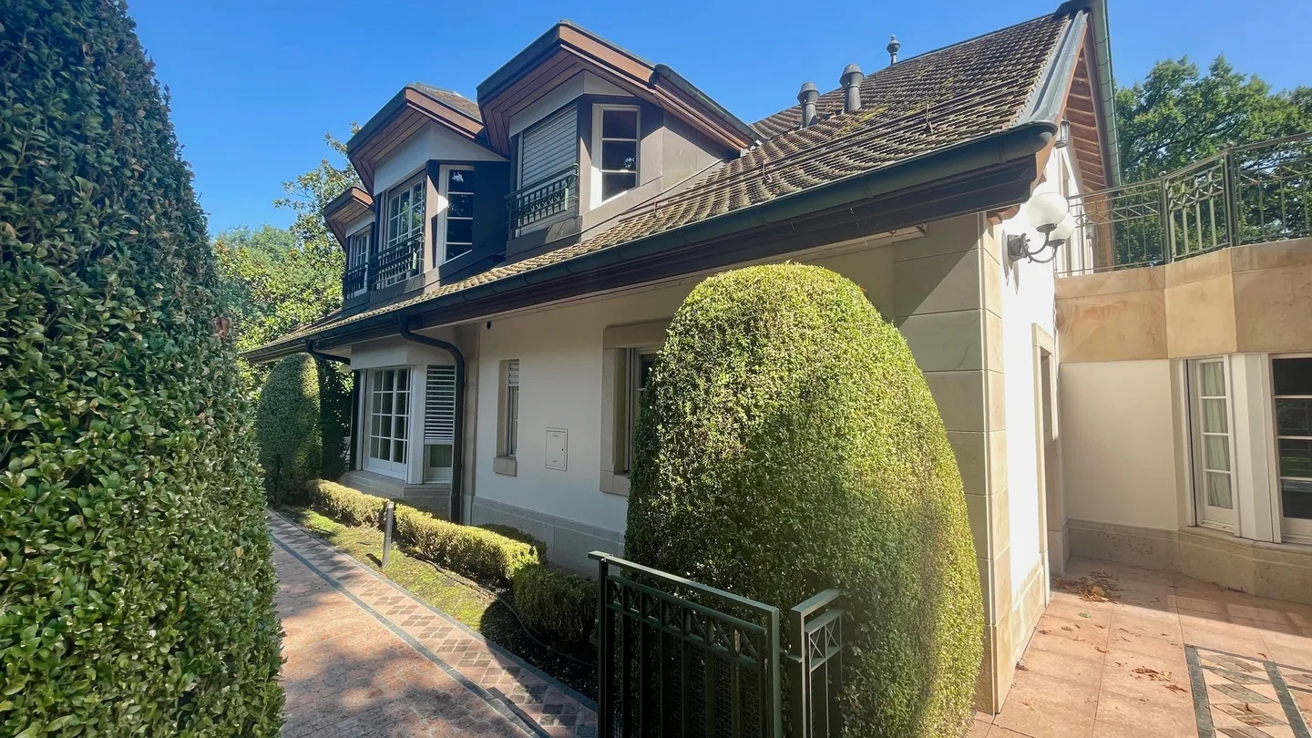 Prächtige Villa mit Pool - rechte Seite - Foto 3 von 4